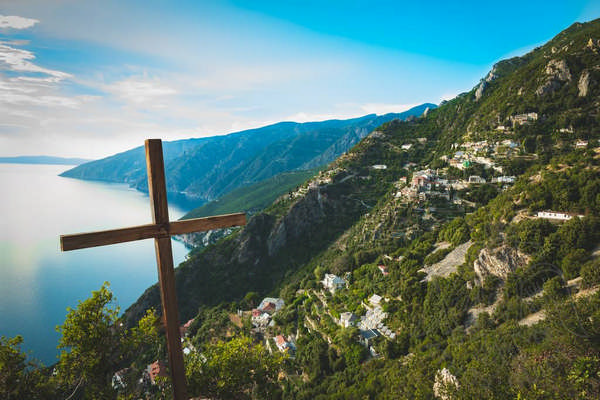 Σταυρός και πανοραμική θέα του Αγίου Όρους